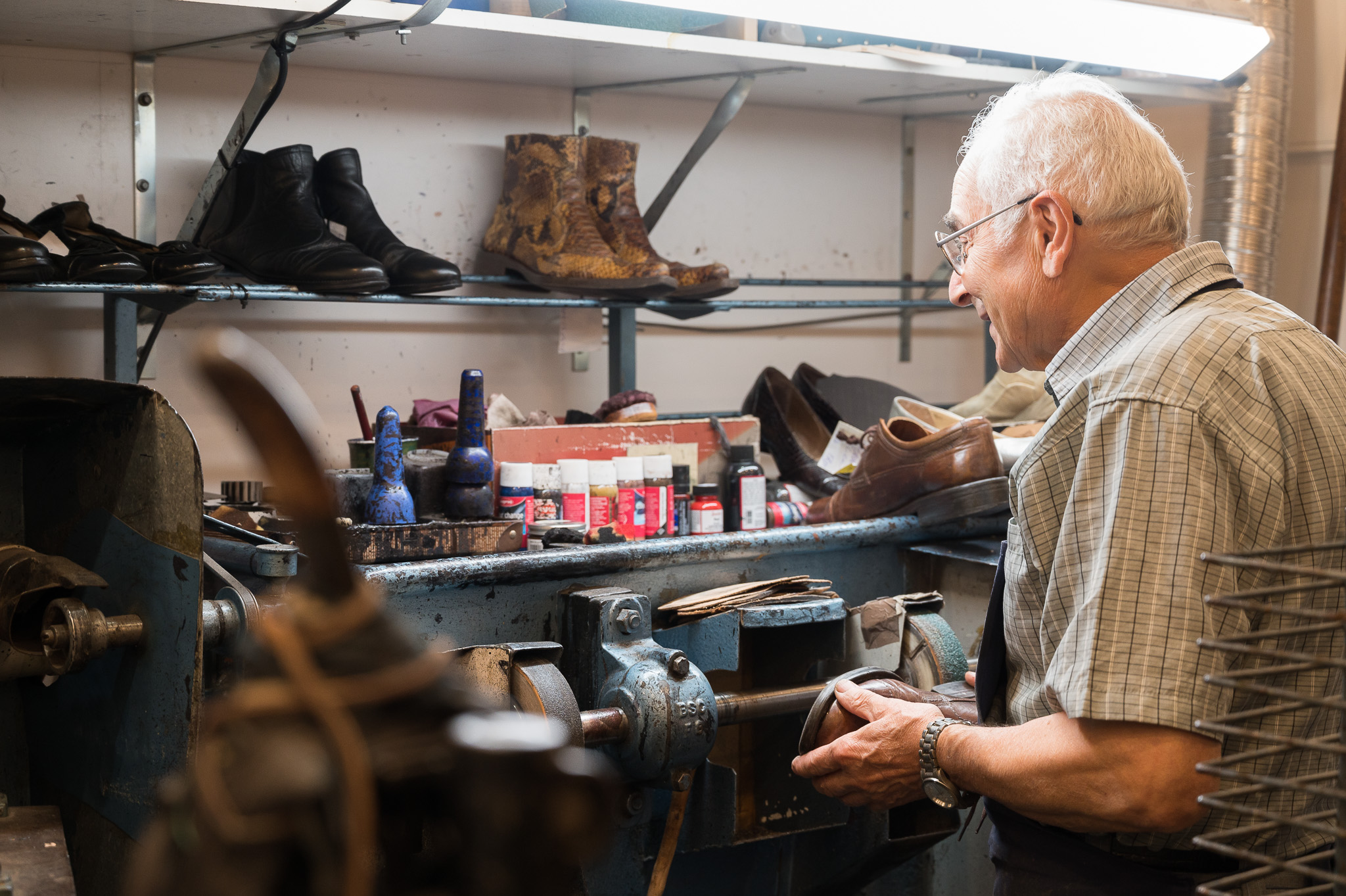 Shoe sale fixing shop